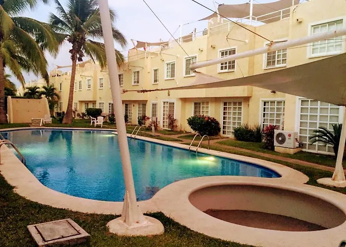 Pet friendly Villa Espaciosa, Comoda, Playa Cruzando La Calle. Acapulco