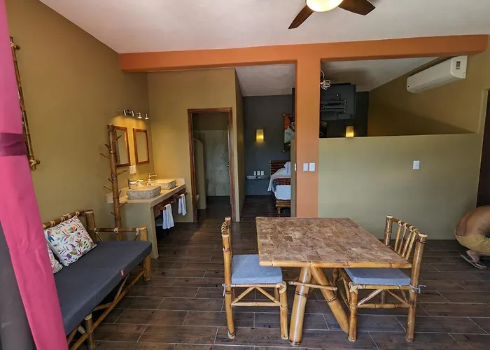 Casa Arcoiris Zihuatanejo B&B