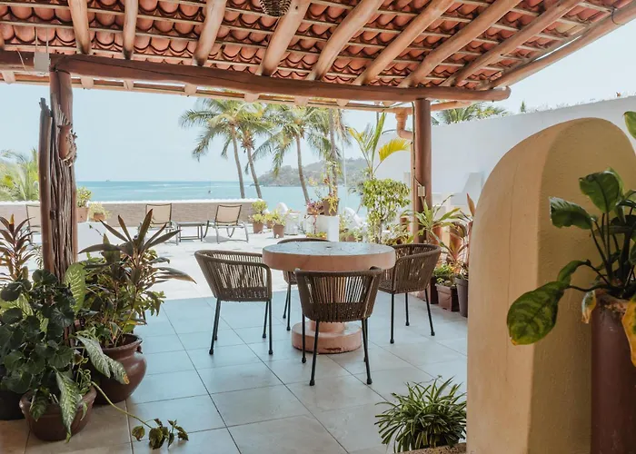 Zihuatanejo hotels near Archaeological Museum of the Costa Grande