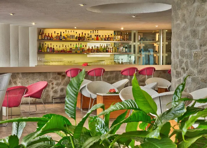 Acapulco Hotels for Romantic Getaway near Playa Icacos